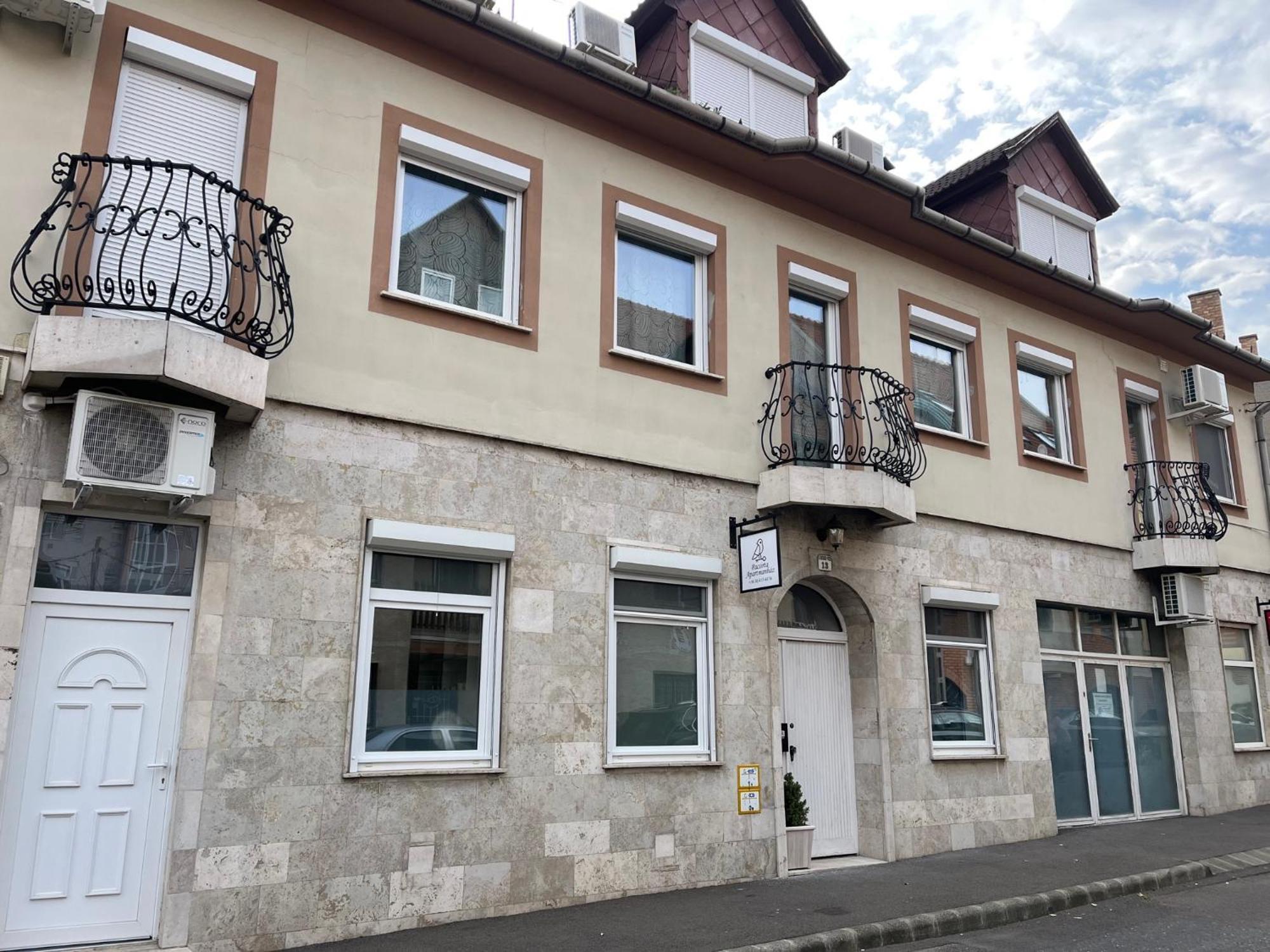Pacsirta Apartman Grand Eger Bagian luar foto